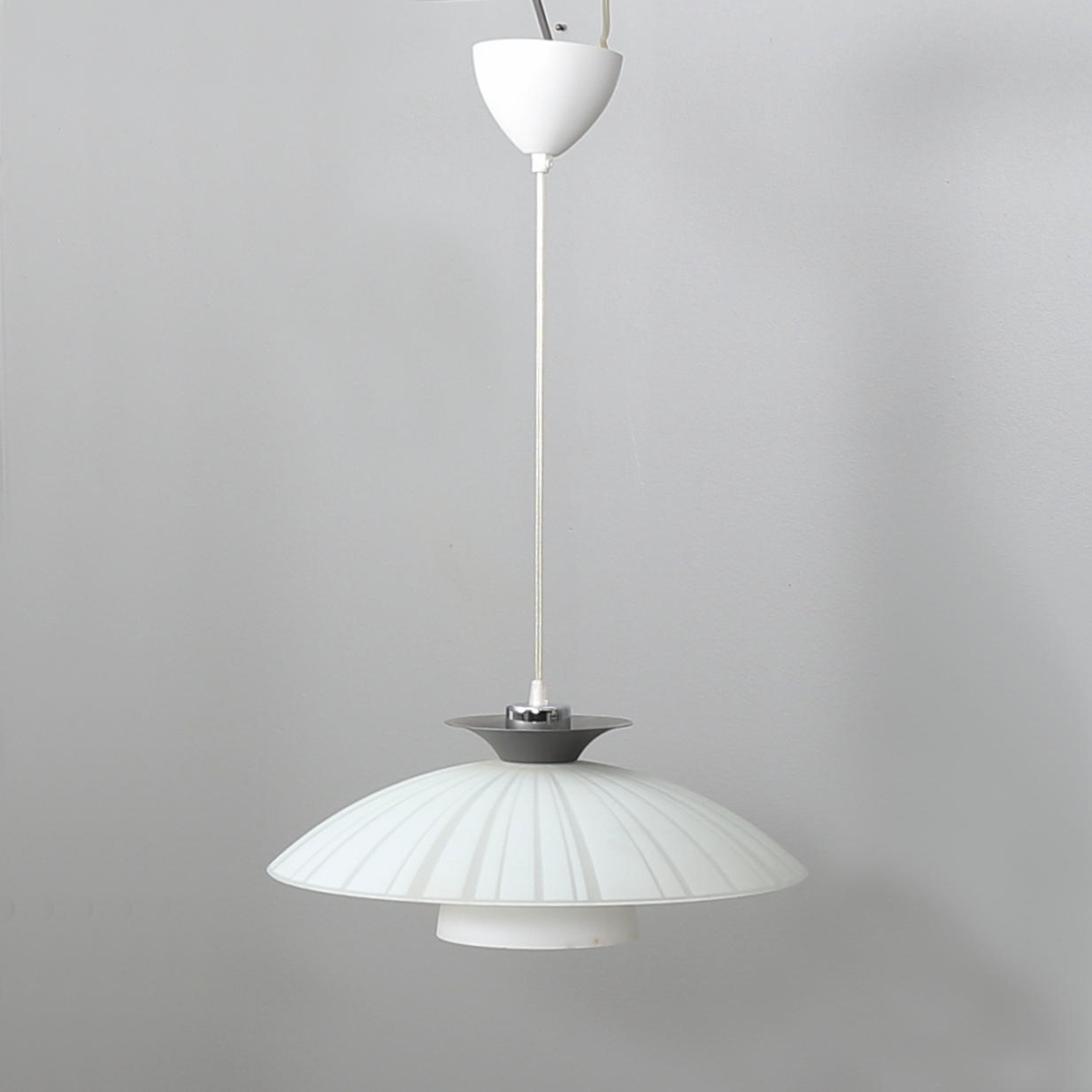 TAKLAMPA, glas 1900-talets sista tredjedel.