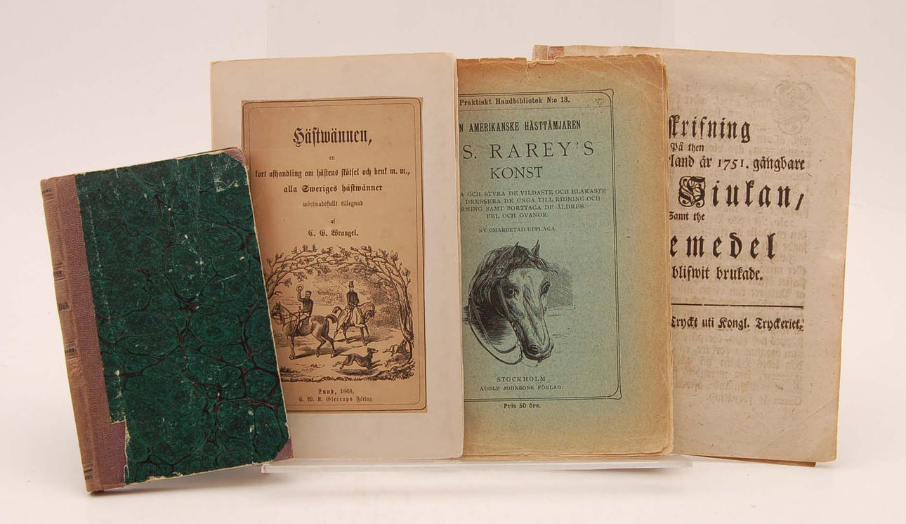 FEM SKRIFTER OM HÄSTEN. Hästtämjaren / Hästbok / hästwännen / Häste=siukan / Hästpreservativ.