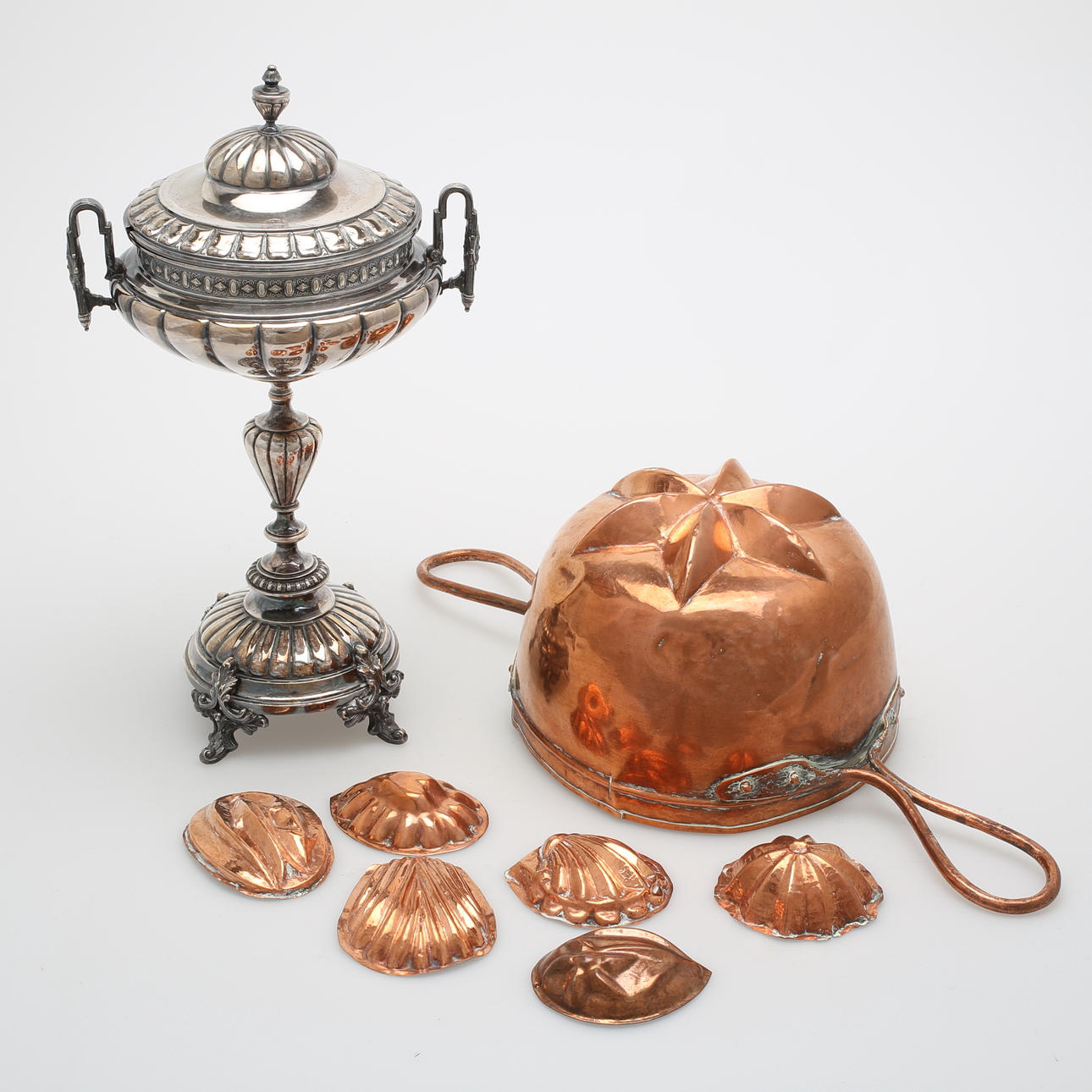 KOPPARFORMAR, 7 st samt SOCKERSKÅL på fot, nysilver.