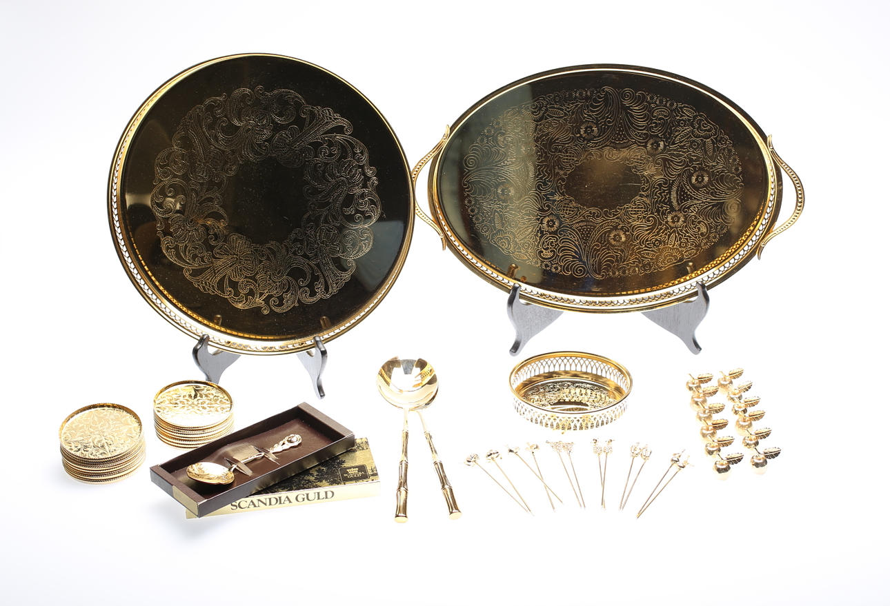 BRICKOR samt DRINKTILLBEHÖR, belagda med 24 K guld, Guld.