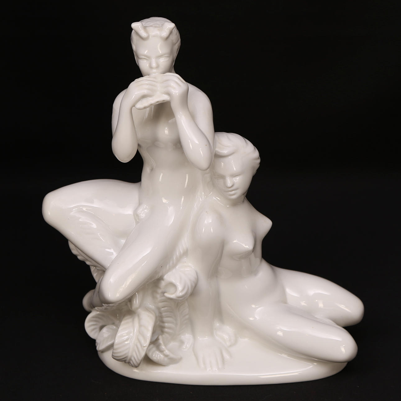 FIGURIN, porslin, vit, glaserad, Rörstrand, näcken spelar för kvinna, 1900-tal.