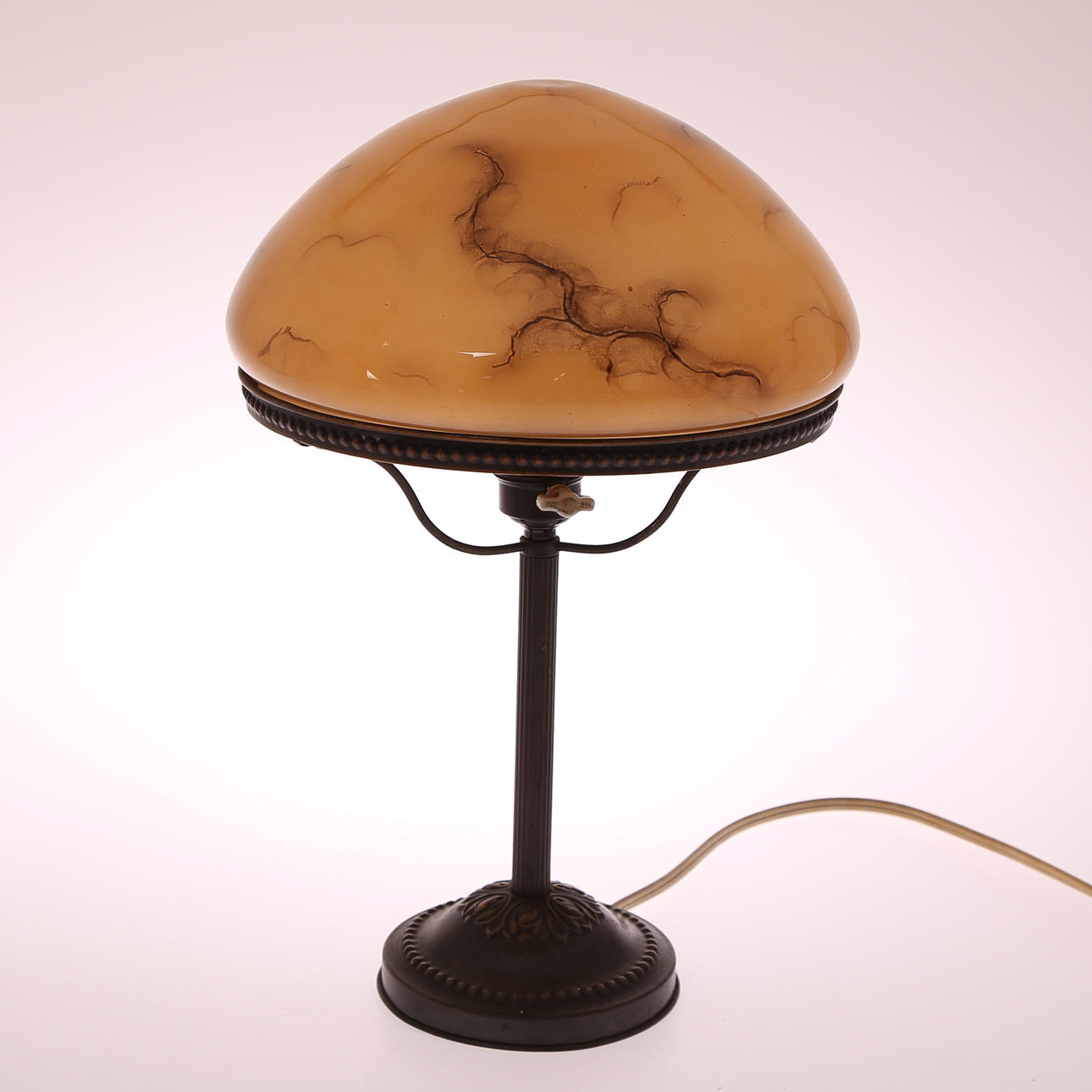 BORDSARMATUR, metall, melerad glaskupa, 1900-tal.