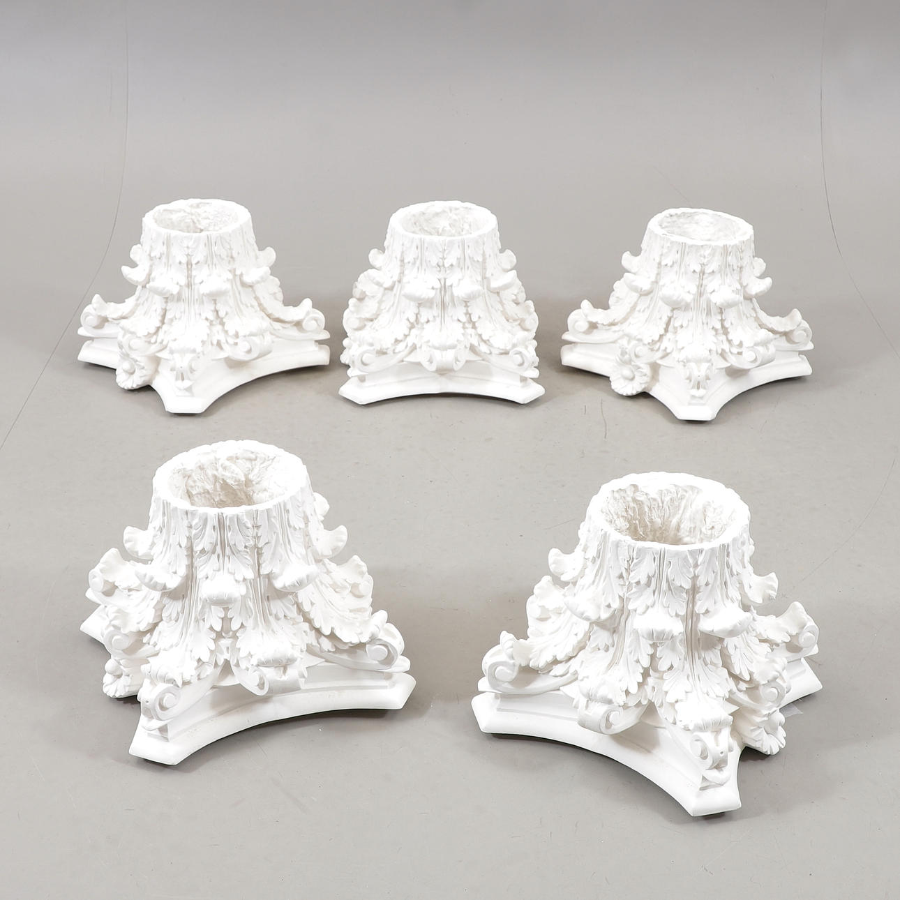 KAPITÄLER, 5 st, gips, 1900-talets andra hälft.