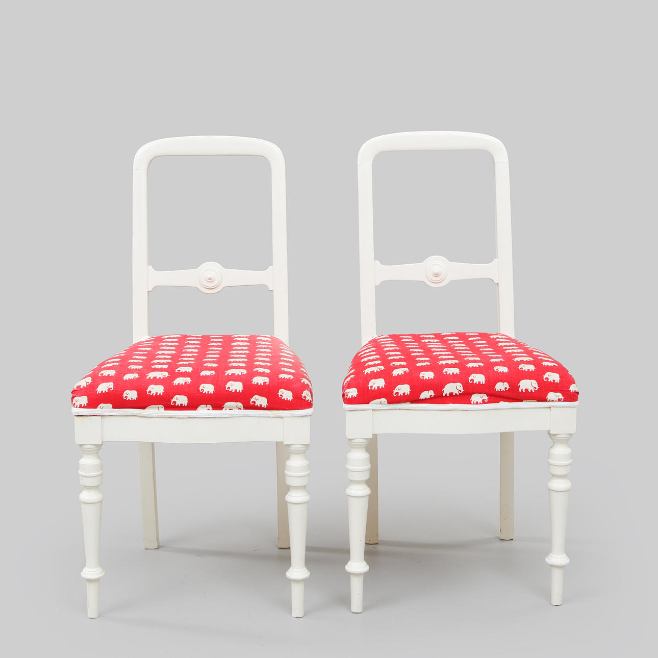 STOLAR, 2 st, klädda i "Elefant", Estrid Ericson.