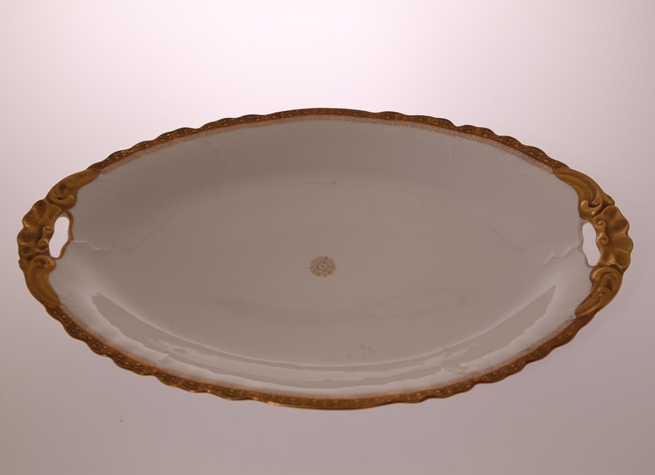 UPPLÄGGNINGSFAT, porslin, Limoges - Frankrike, 1900-tal.