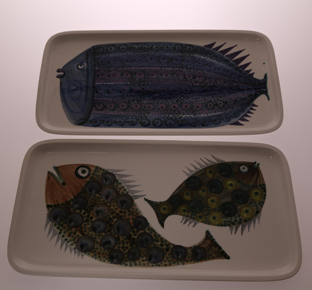 FISKFAT, 2 st, porslin, handmålat SiR - Rörstrand, 1900-tal.