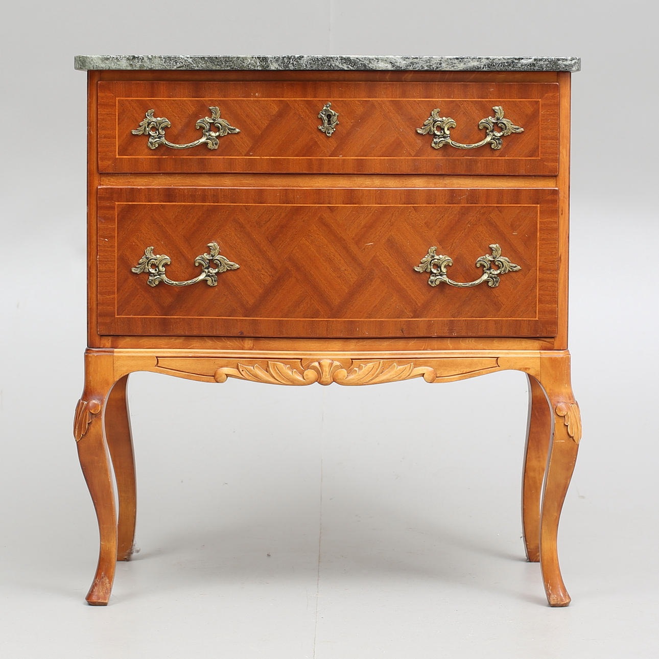 BYRÅ med stenskiva, nyrokoko, 1900-talets andra hälft.