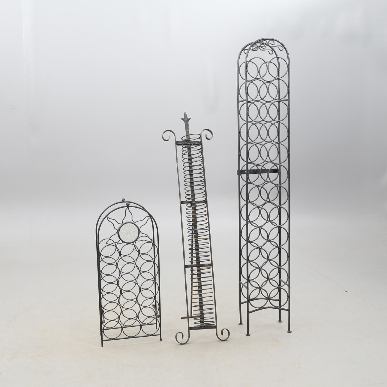 VIINITELINE ja CD-teline, metalli.