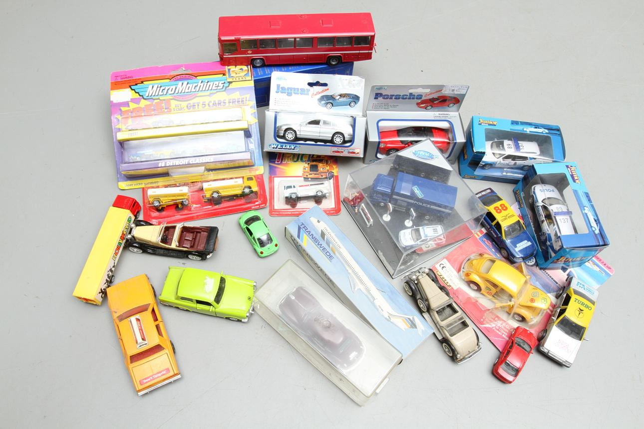 MODELLBILAR cirka 30 stycken SCANIA buss, RIO, CORGI, VITESSE, WELLY med flera. Delvis i originalkartonger. TRANSWEDE flygplan.