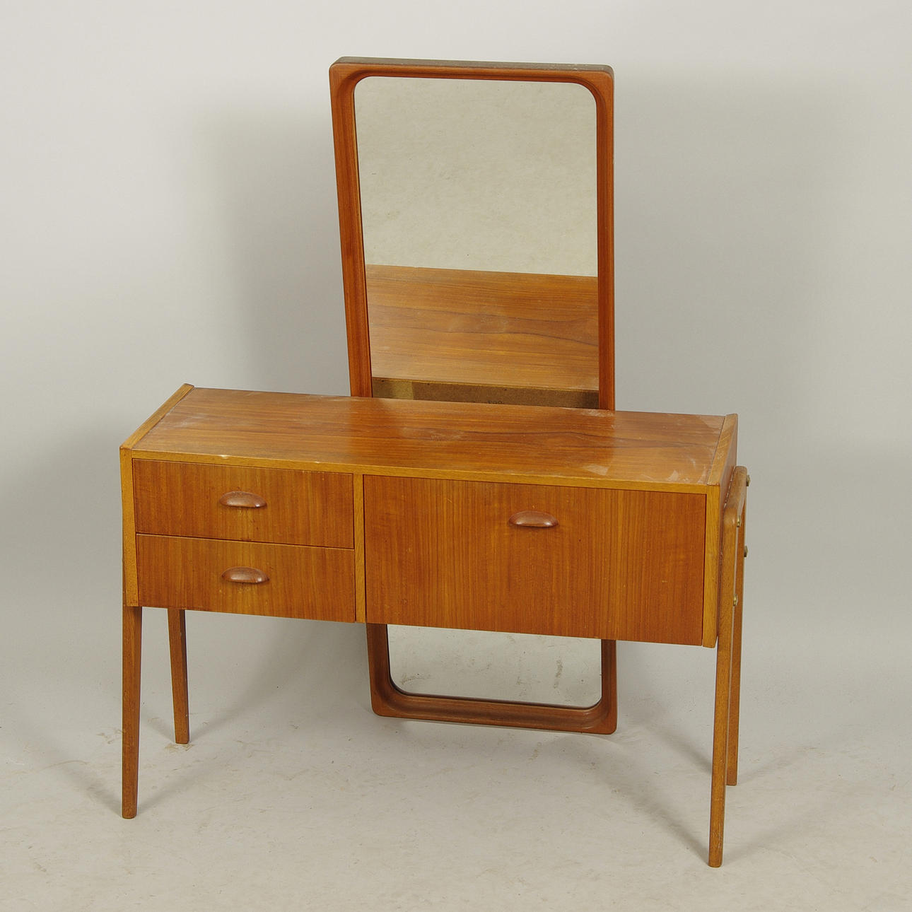 HALLBYRÅ MED SPEGEL, teak.