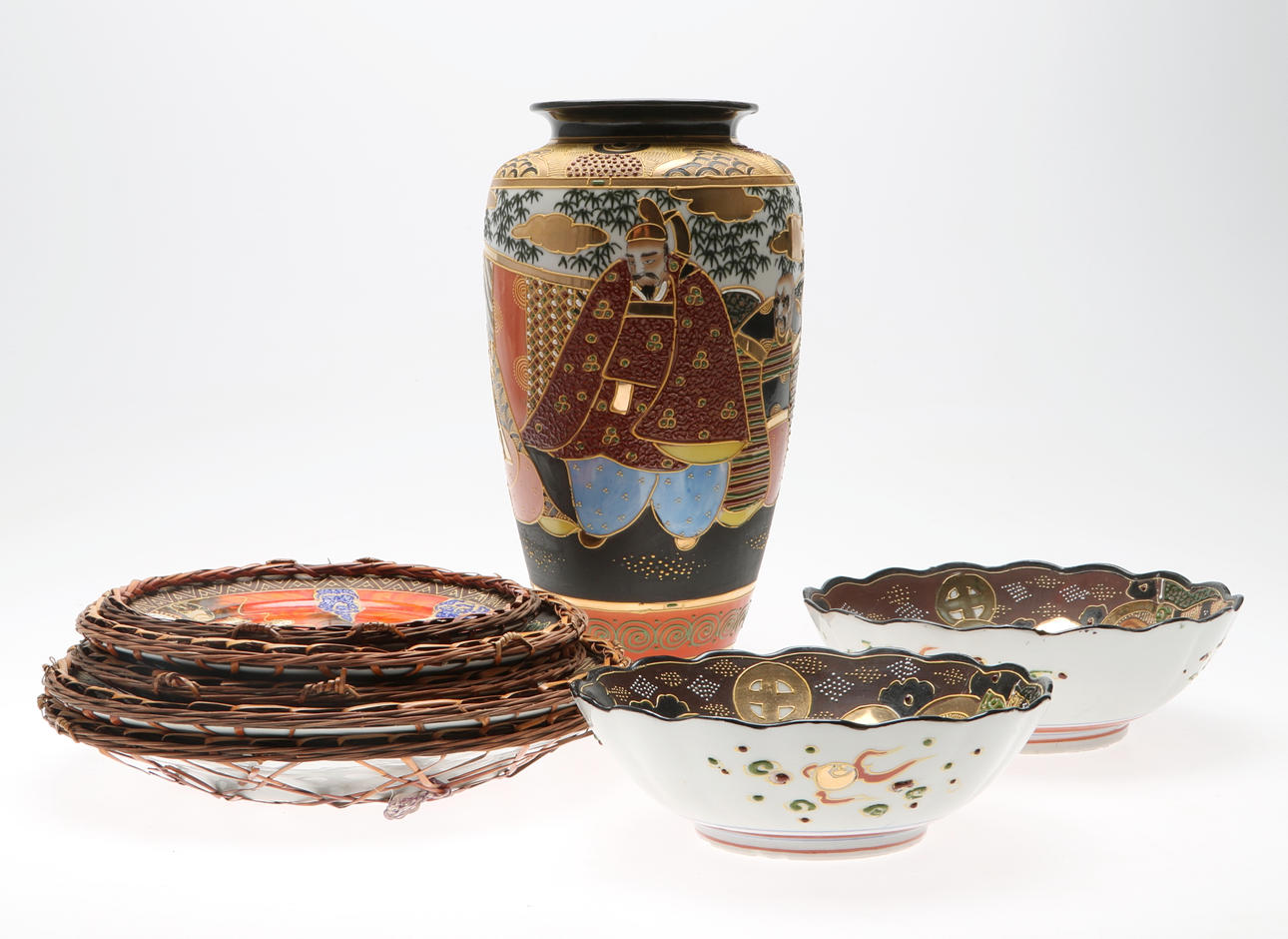 TALLRIKAR, SKÅLAR samt VAS, 8 delar, porslin, Kina.