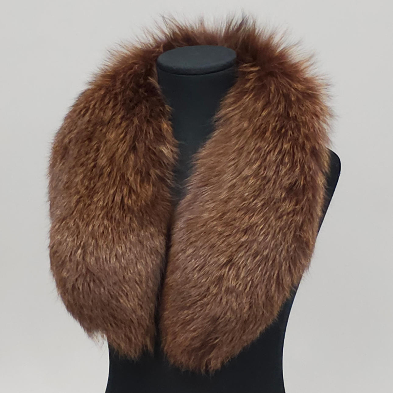 STOR SMOKINGKRAGE I BRUN RÄV.