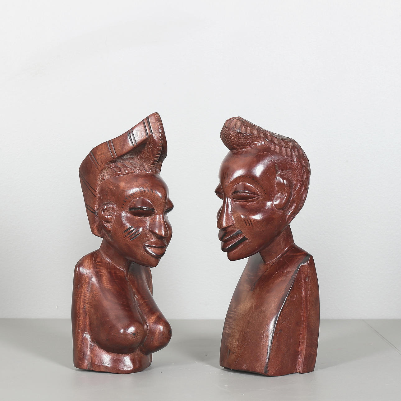 SKULPTUREN, 2 Stück, Holz, Afrika.