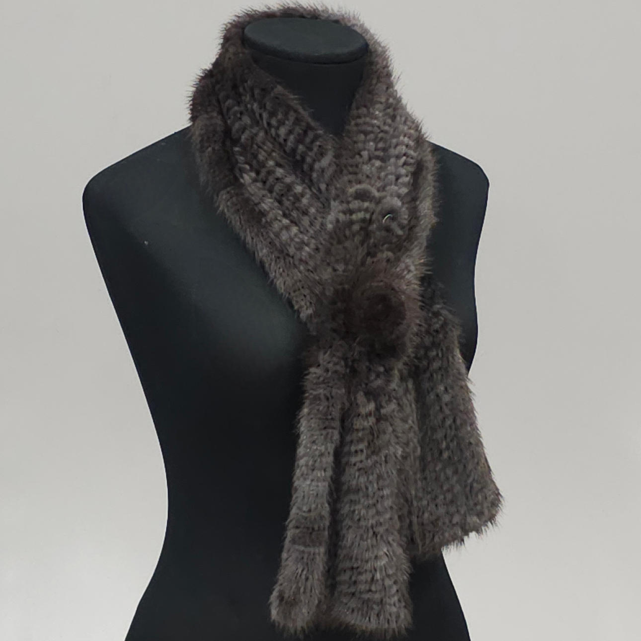 ANTRACITFÄRGAD FLÄTAD MINK HALSDUK.