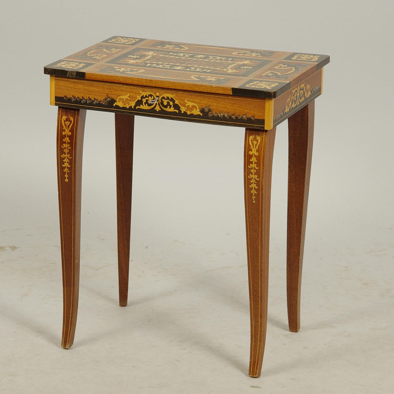 SYBORD med speldosa, mahogny med intarsia, sent 1900-tal.