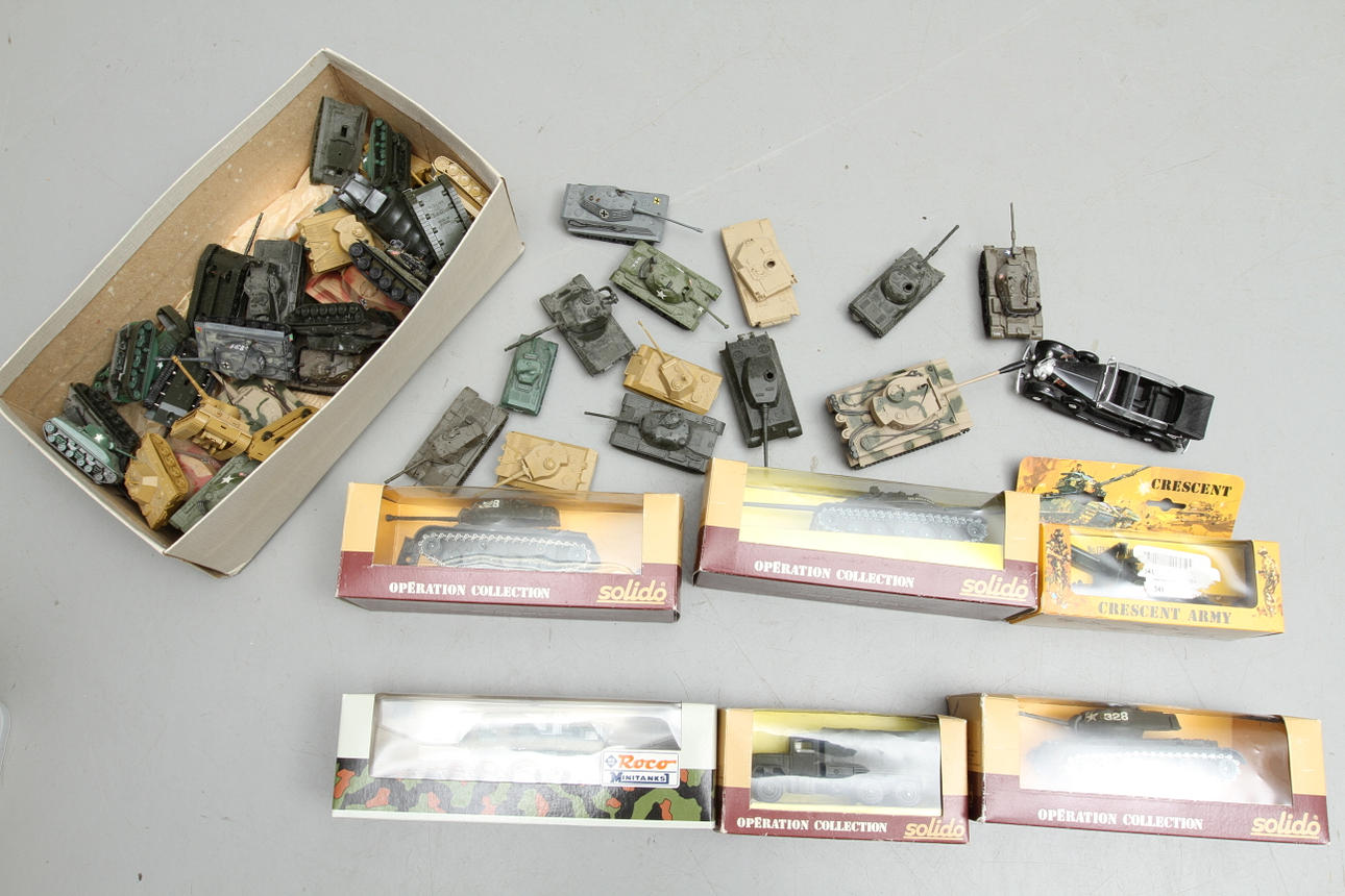 MILITÄRFORDON cirka 45 stycken bland andra ROCO, SOLIDO. Några i originalkartonger.
