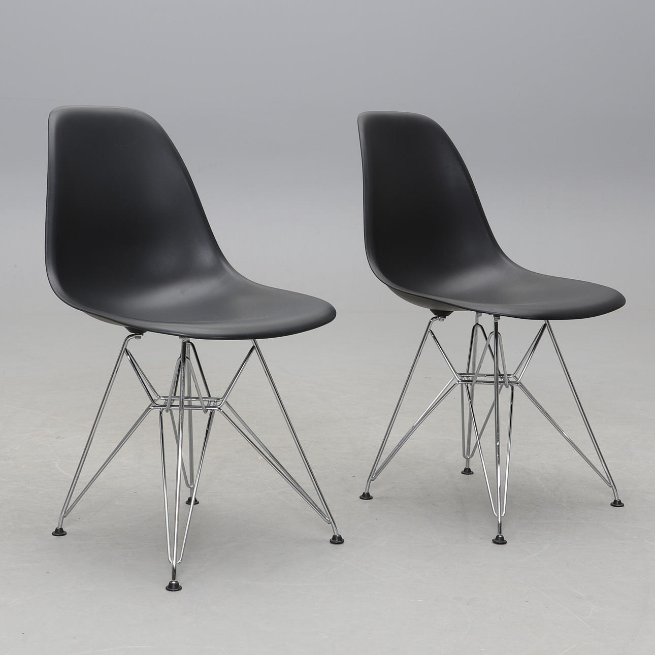 CHARLES & RAY EAMES. STOL, 2 stk. Eames Plastic, Vitra 2000-tal.