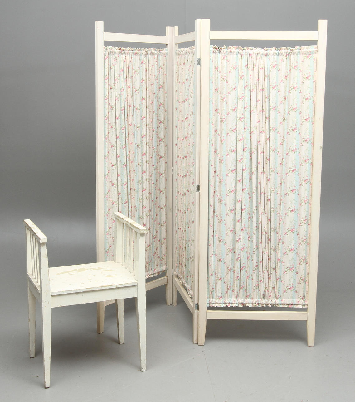 VIKSKÄRM samt BANKETT, vitmålade, 1900-tal.