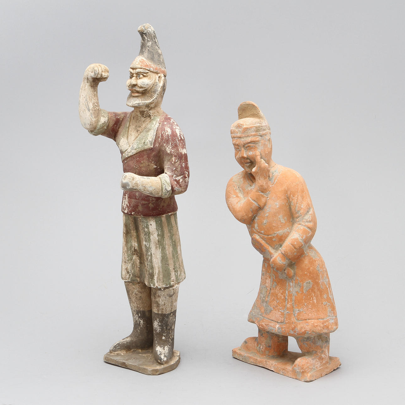 FIGURER, 2 st, samt FIGURINER, ett par, lergods, Kina, Tangstil resp Suistil.