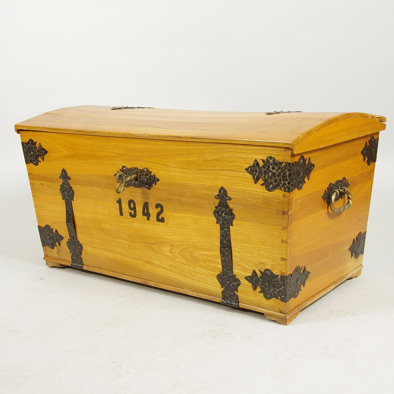 KISTA, ek med smidesbeslag, daterad 1942.