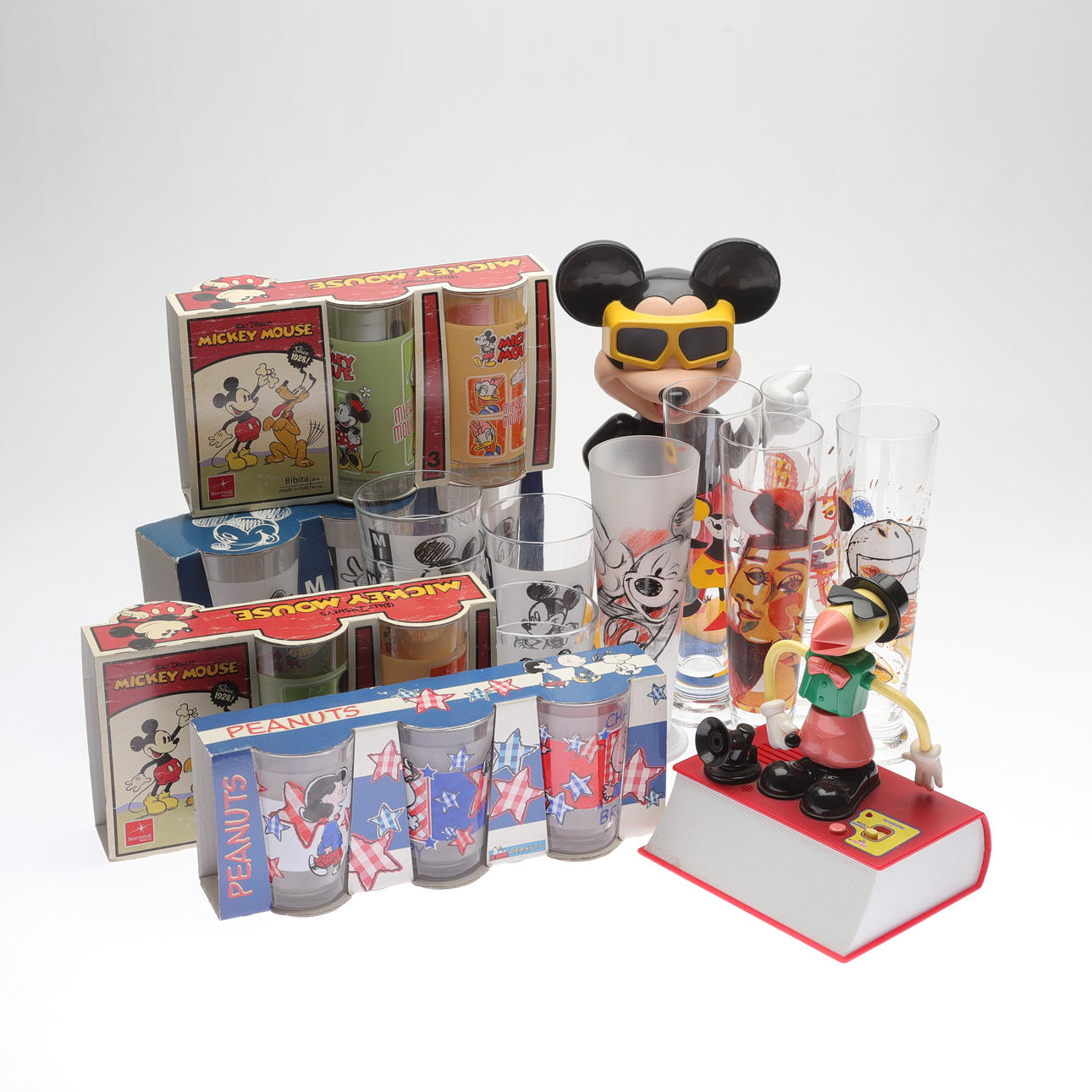 LOTE DE OBJETOS DE COLECCIÓN, «Mickey Mouse», años XIX/2000.
