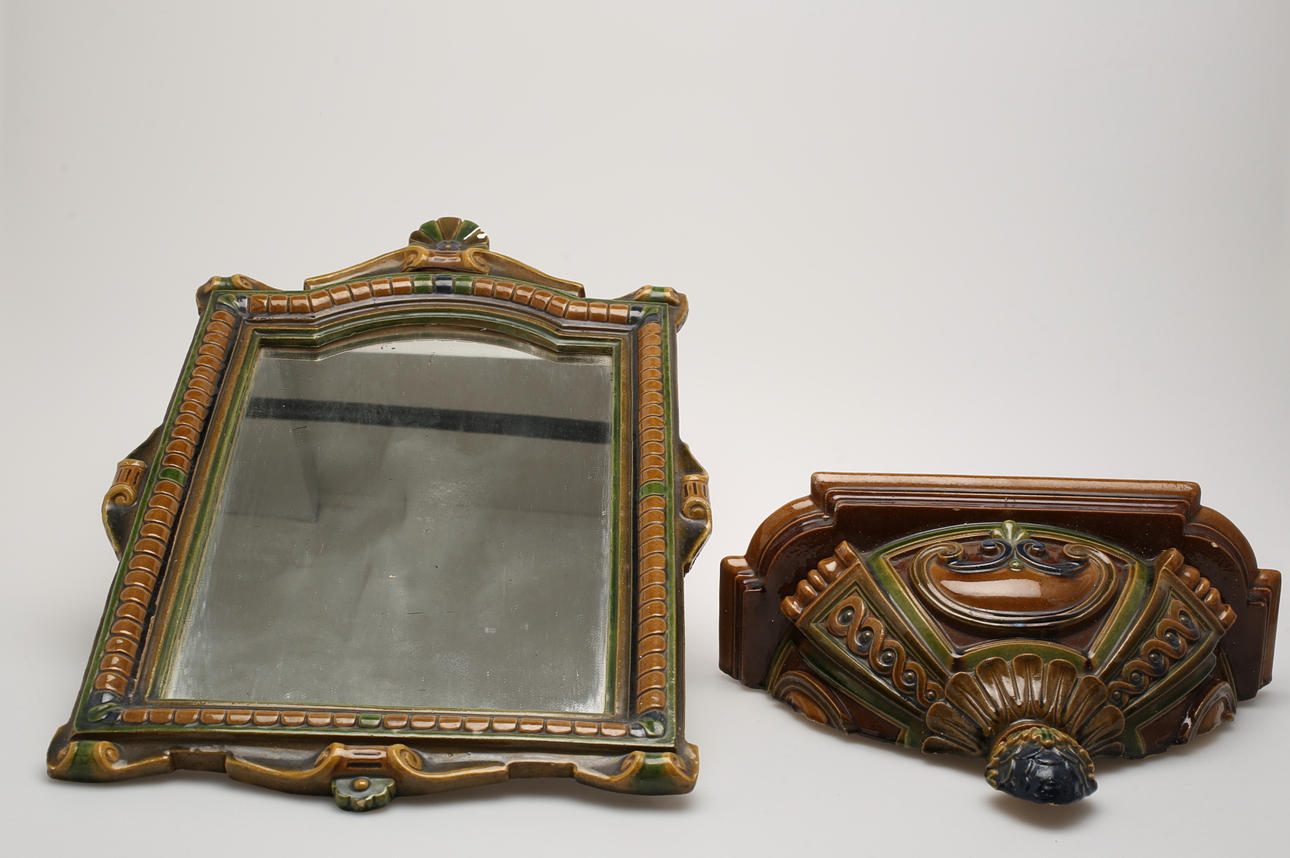 SPEGEL MED VÄGGHYLLA, majolika, tidigt 1900 talet.