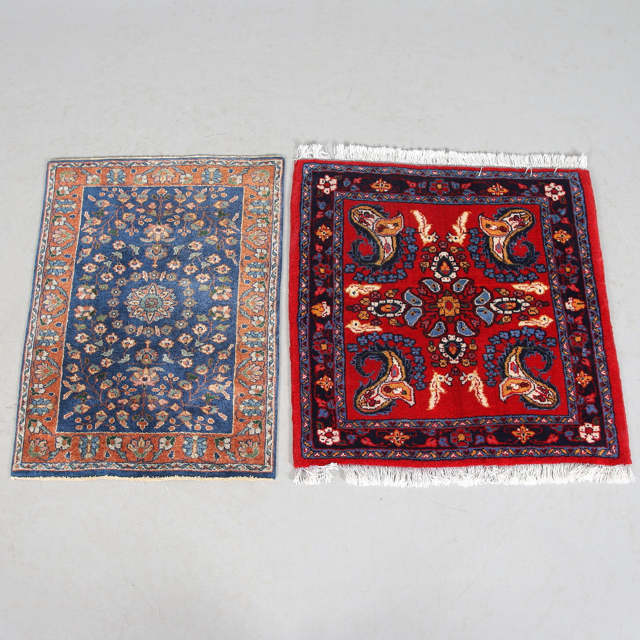 MATTOR, 2 st, Sarouk, old och semiantik, 1900-tal. 74 x 73 cm respektive 80 x 58 cm.