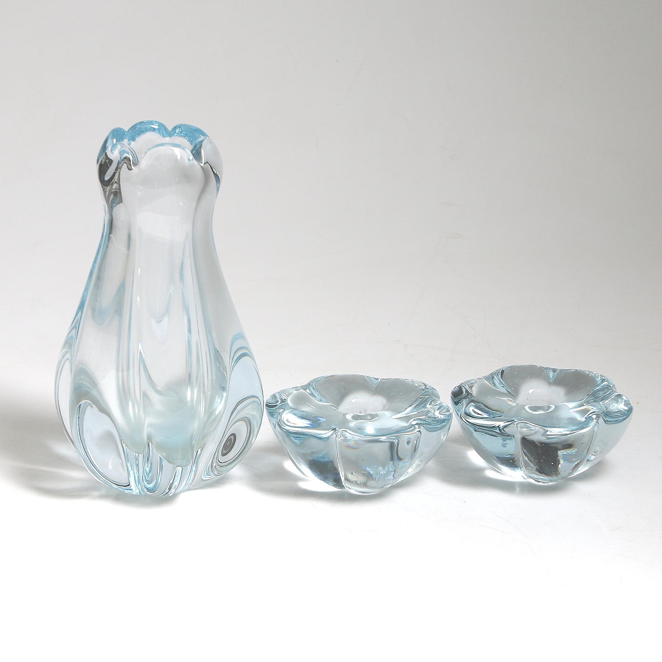 VAS och LJUSSTAKAR, 3 delar, glas, "Stella Polaris", Vicke Lindstrand, Orrefors. 1900-tal.