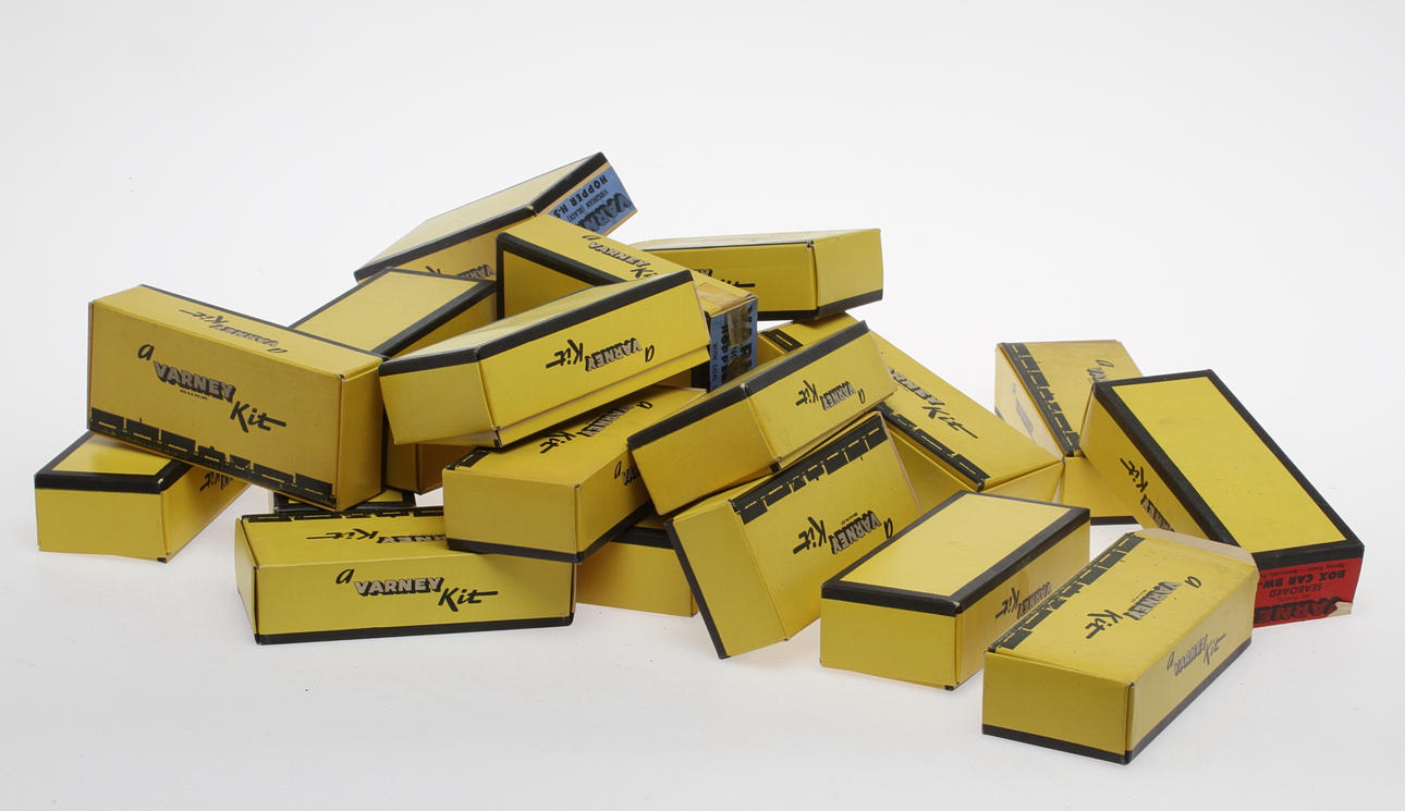 MODELLTÅG cirka 20 stycken godsvagnar VARNEY i originalkartonger.