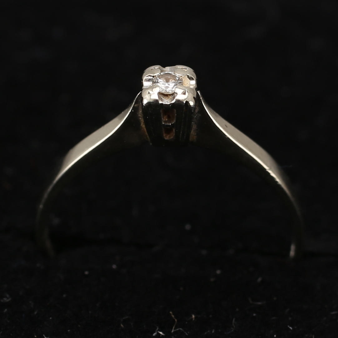 RING, 18 k vitguld med vit sten, troligen briljant, 1,66 g, Ceson, 1971.