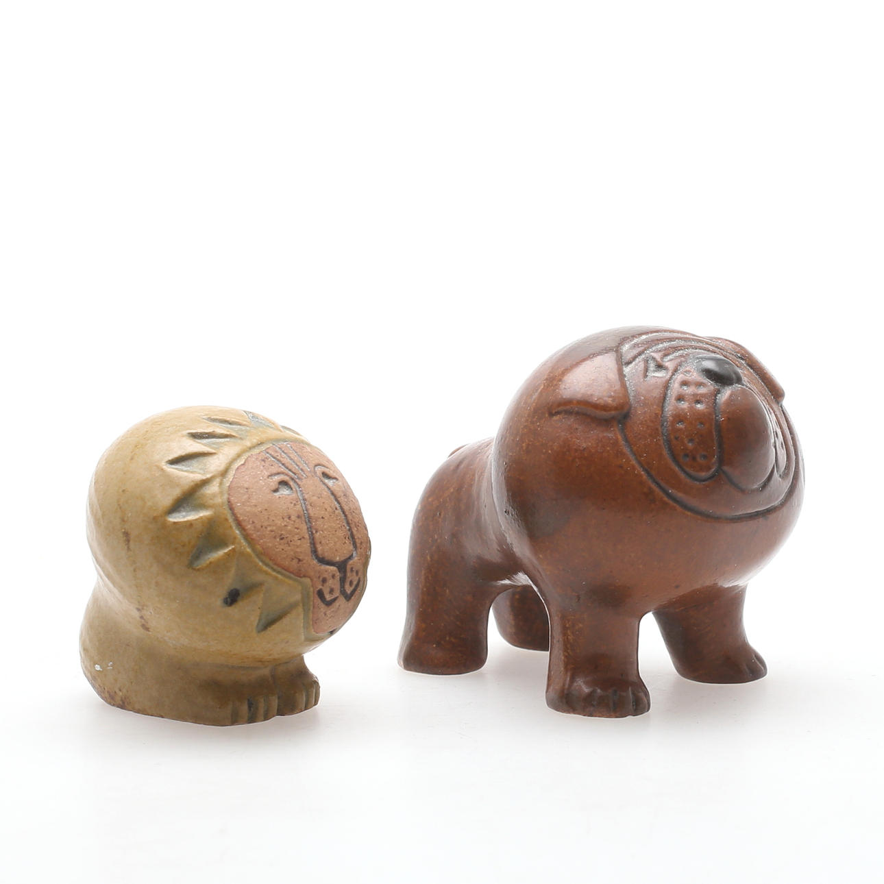 FIGURINER, 2 st, bulldog samt lejon, Lisa Larsson, Gustavsberg, stengods, 1900-talets andra hälft.