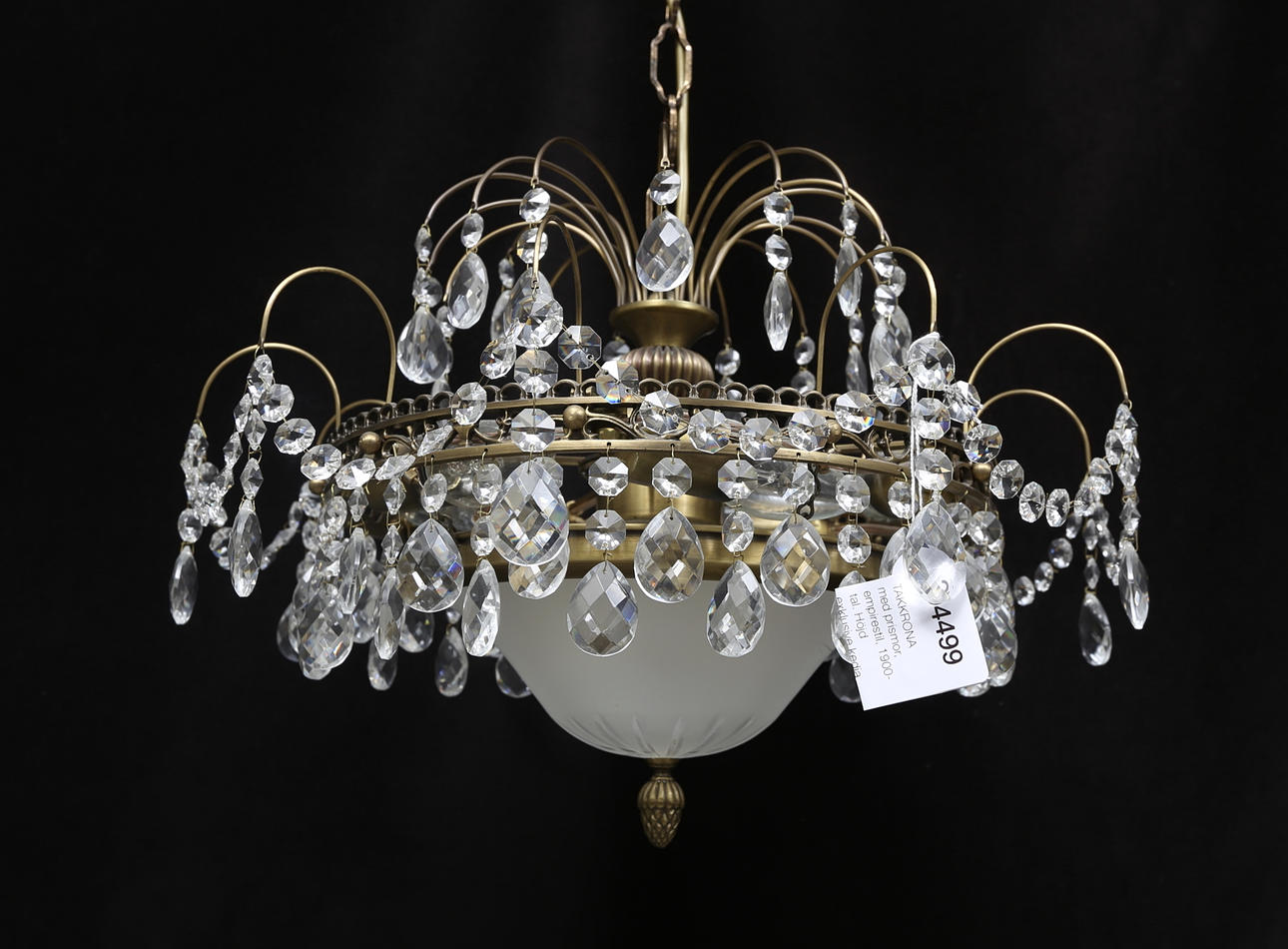 TAKKRONA med prismor, 1900-tal. Höjd exklusive kedja ca 30 cm.