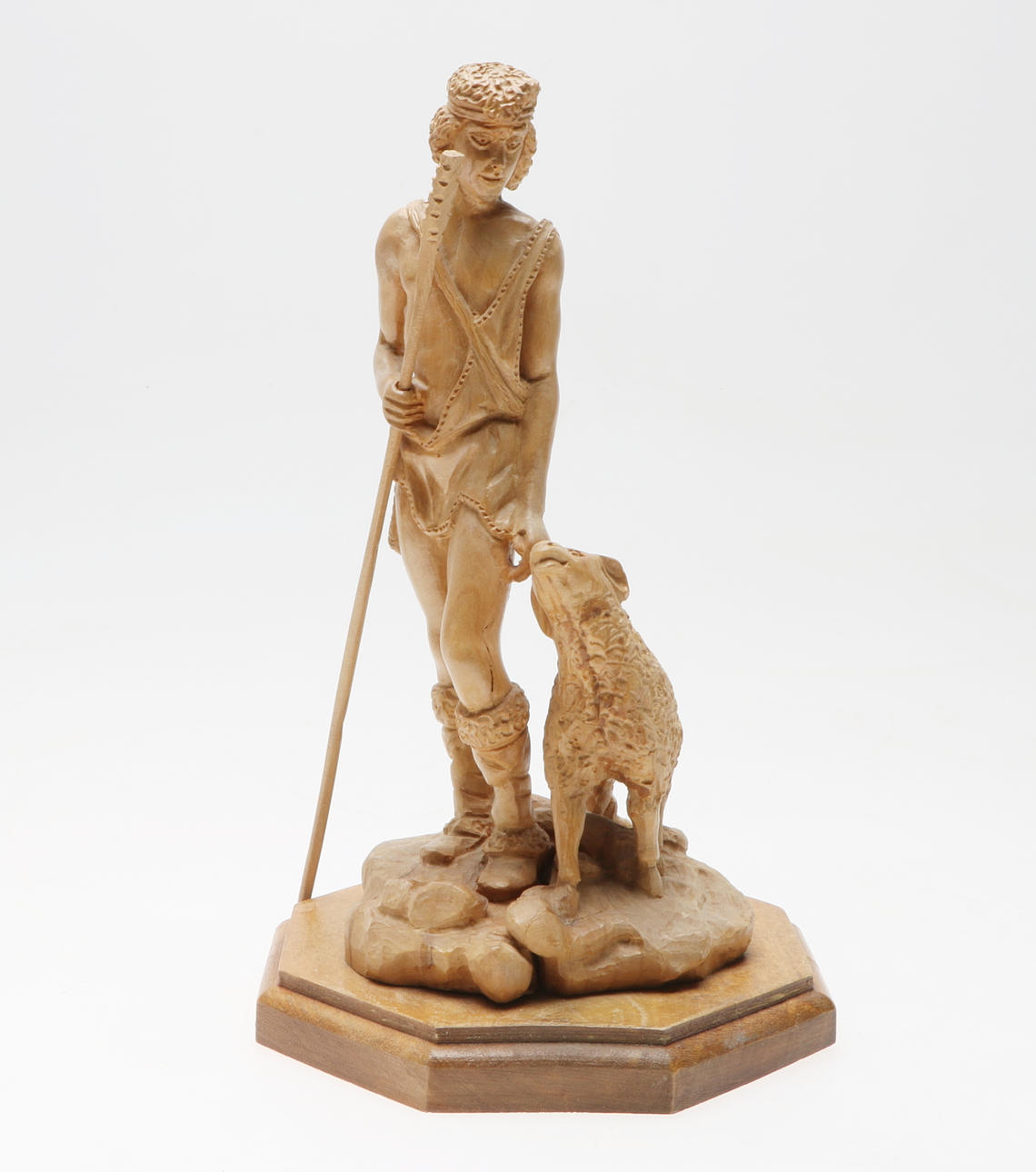 TRÄSKULPTUR, herde med får, undertill brännstämplad "Hand made in Bethlehem" och "Amir", 1900-talets andra hälft.