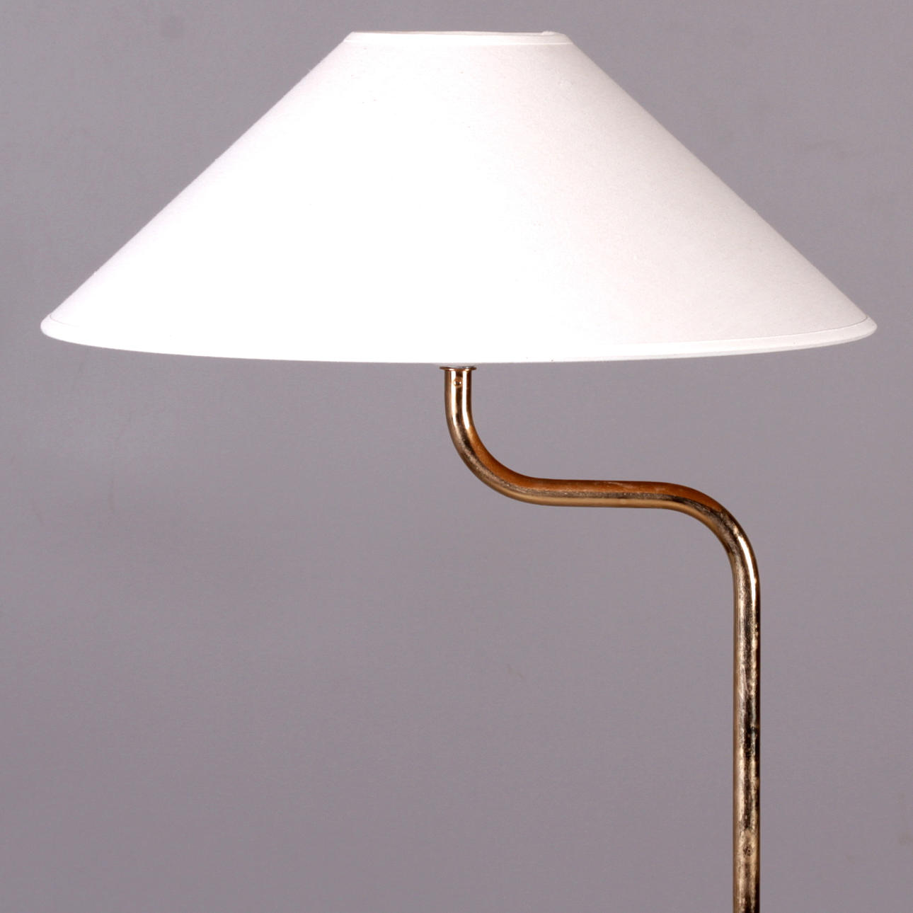 GOLVLAMPA, bok och mässing, Atelje Lyktan, 1900-talets andra hälft.