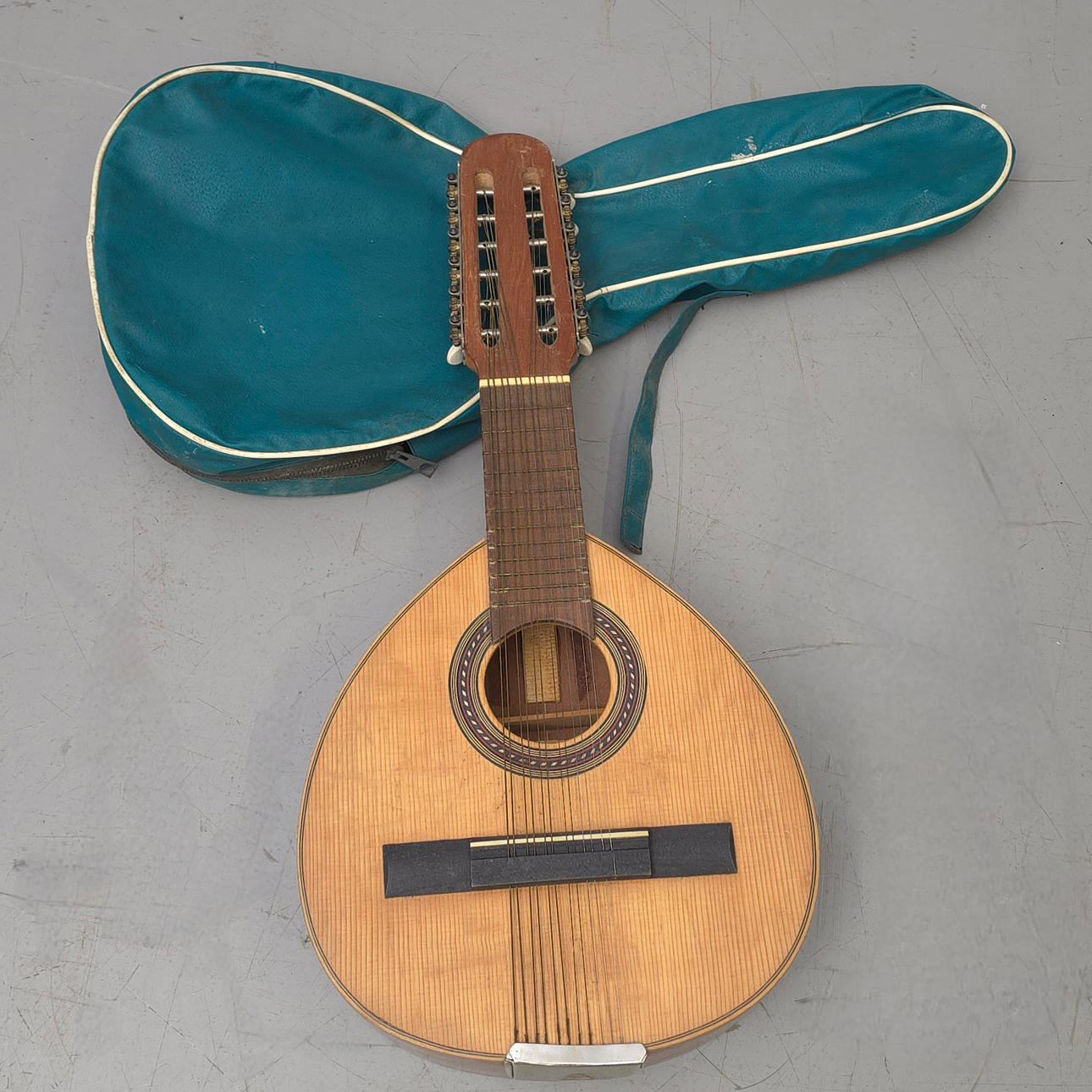 BANDURRIA. STRING MUSICAL INSTRUMENT.