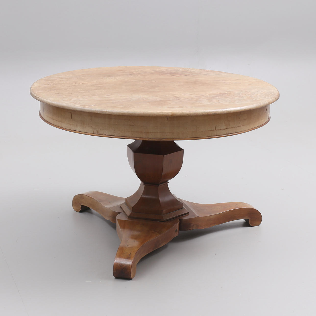 Una mesa de comedor con columnas del siglo XIX.