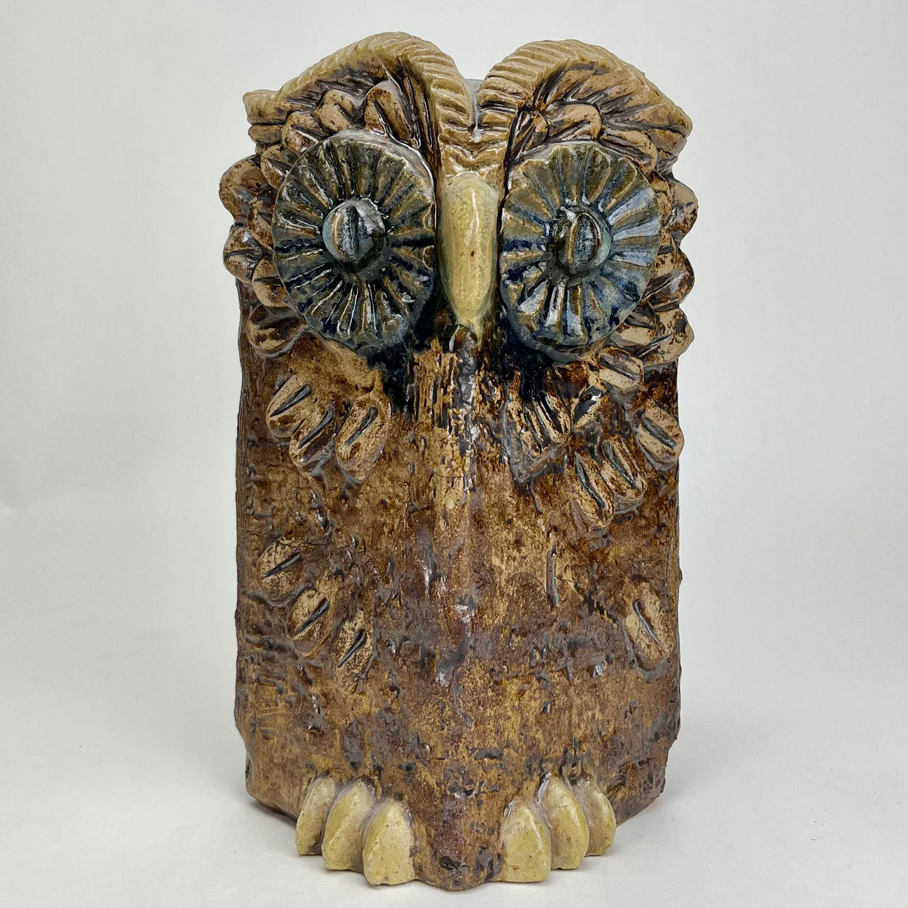 WILLI FISCHER. Figurin, stengods, uggla.