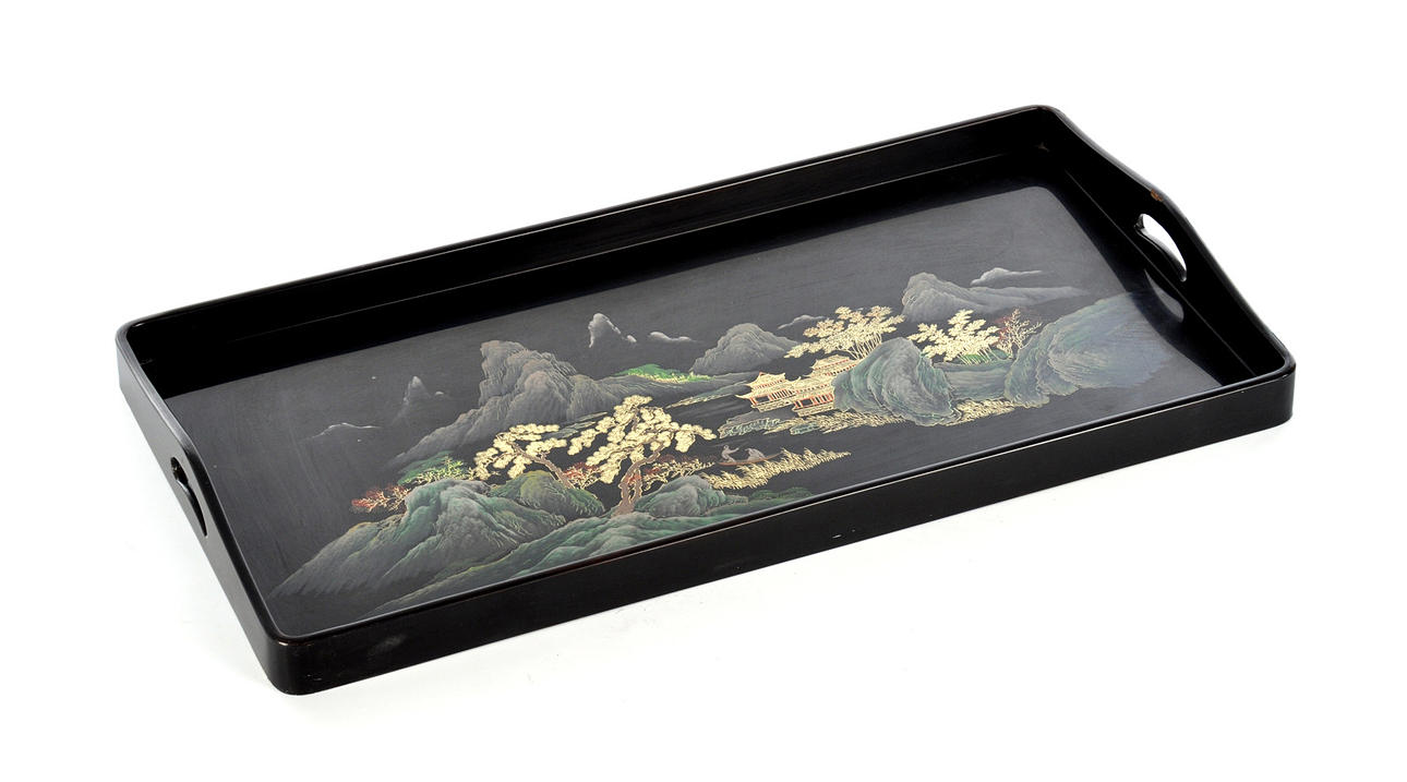 LACKFAT. Dekor omfattande landskap med berg, träd och pagoder fiskebåt.