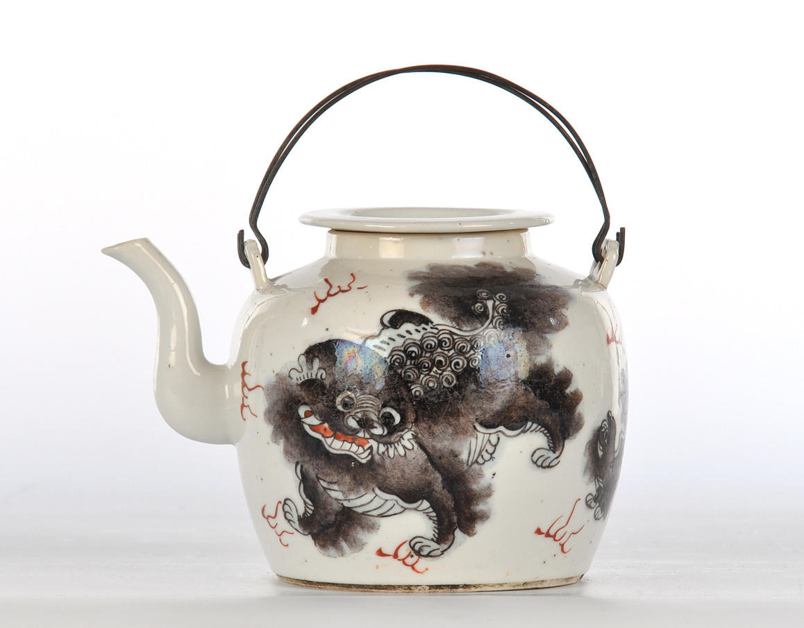 CHINA, QING-DYNASTIE. Tekanna med shishi och karaktärer. Svart & röd färg.