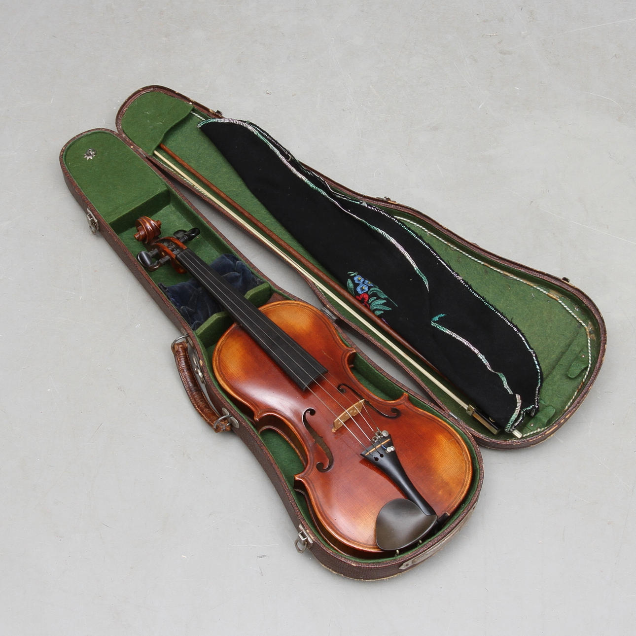 FIOL, med stråke och fodral, 1900-tal.