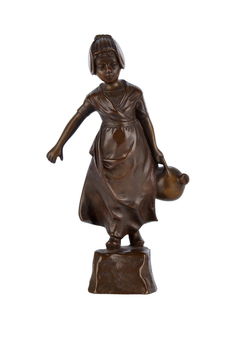 KLEINBRONZE. Holländsk flicka med kanna vatten.