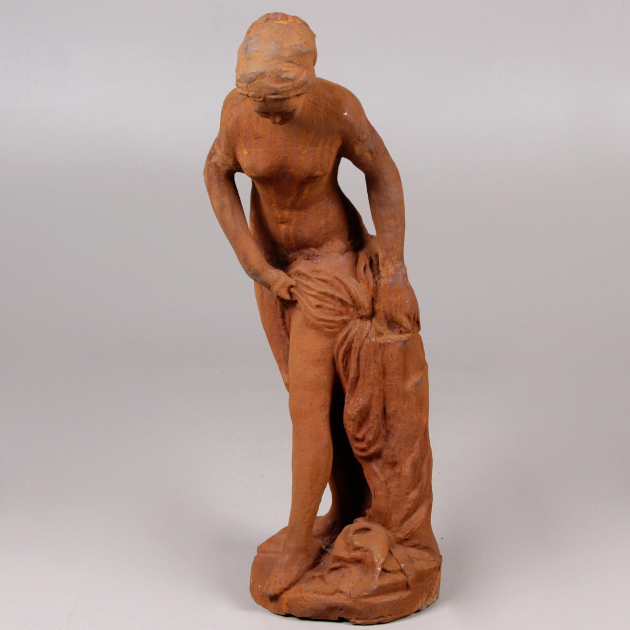 SKULPTUR, gjutjärn, kvinna med skynke, rostpatinerad, samtida, höjd 79 cm.