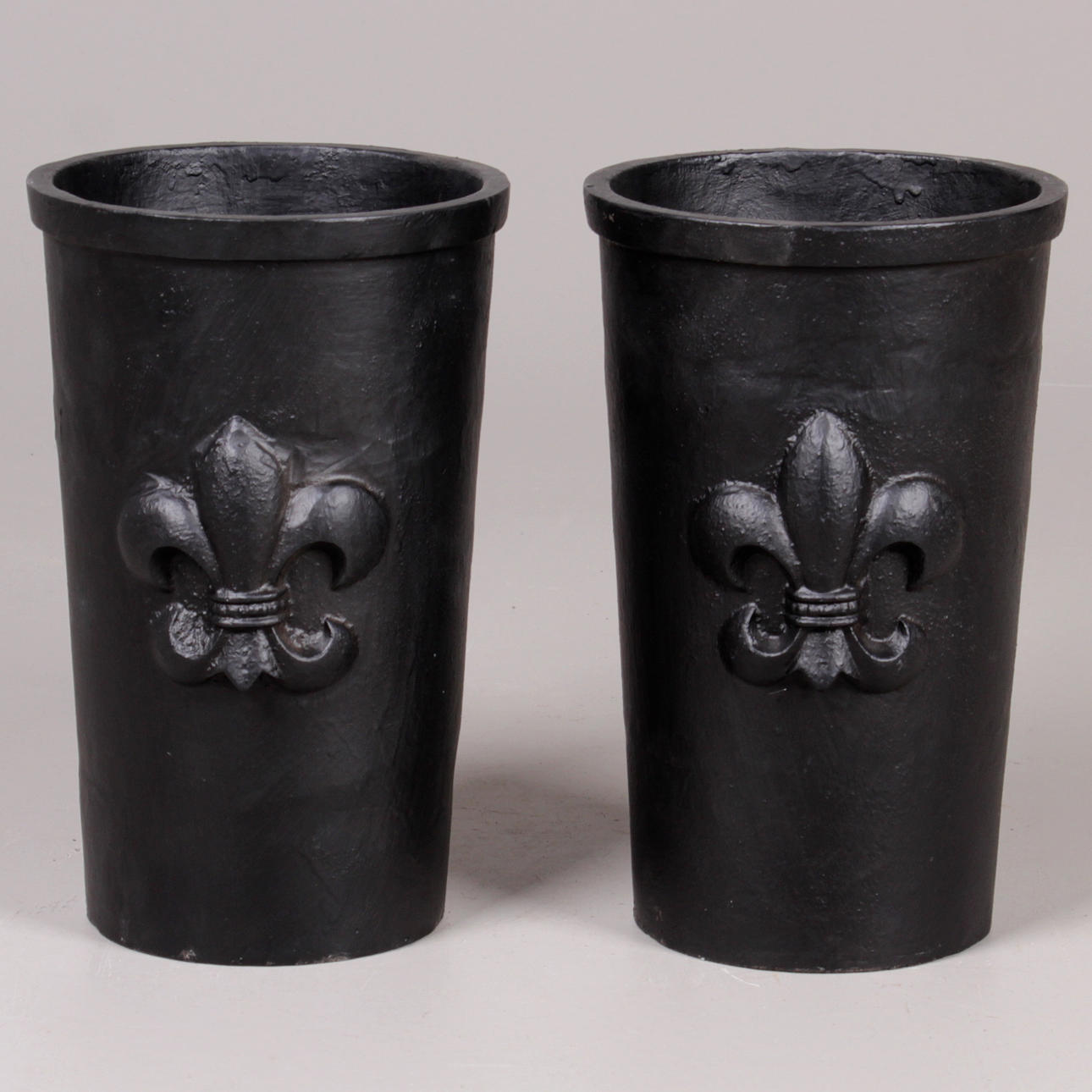 URNOR, ett par, gjutjärn, franska liljan, samtida, höjd 31,5 cm.