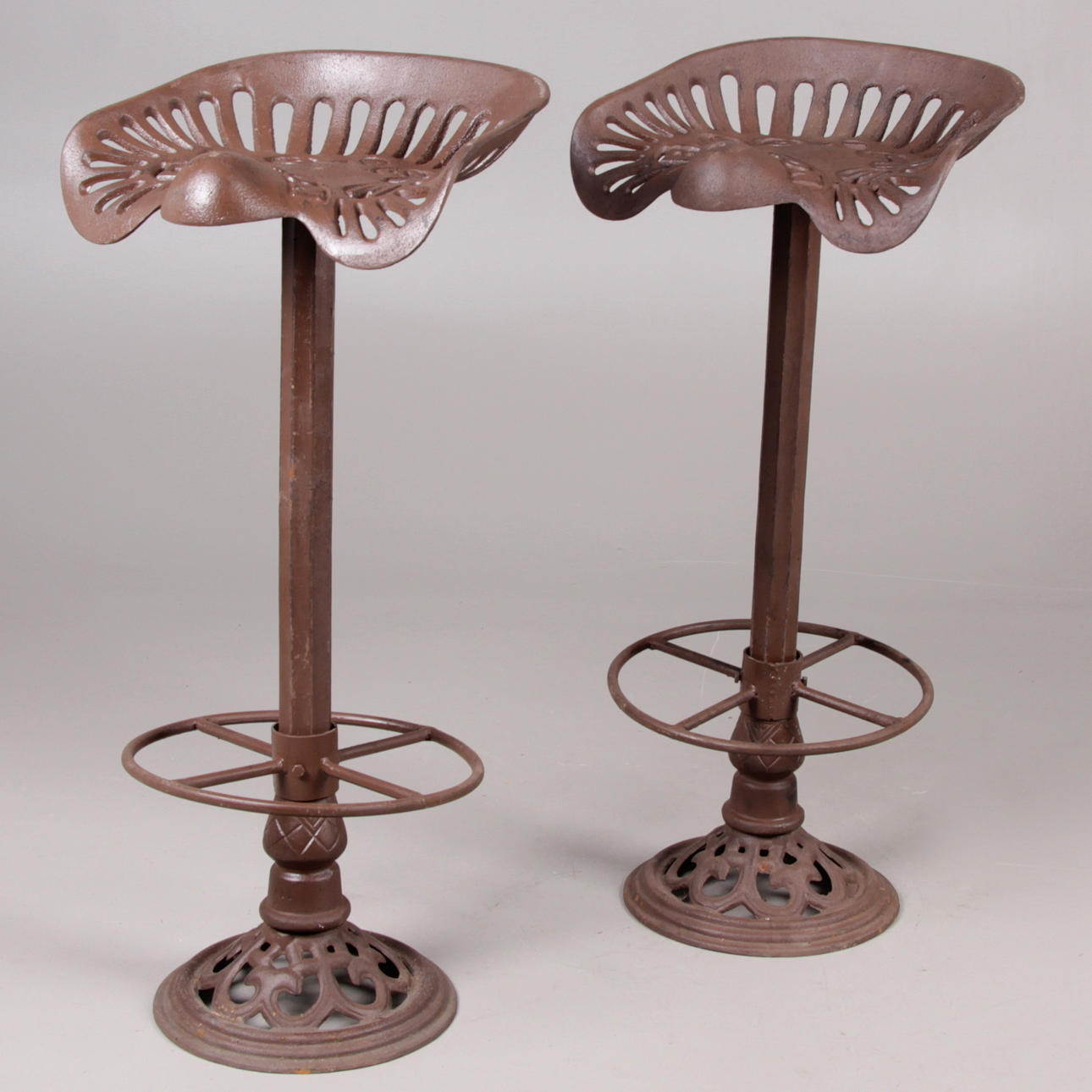 BARSTOLAR, gjutjärn, samtida, höjd 84 cm.