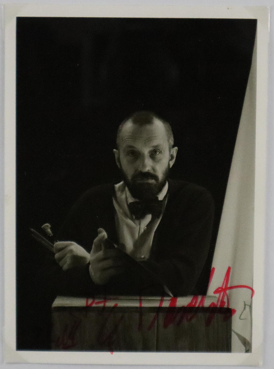 SIGNED PORTRAIT PHOTOGRAPH BY GEORG BASELITZ (*1938).