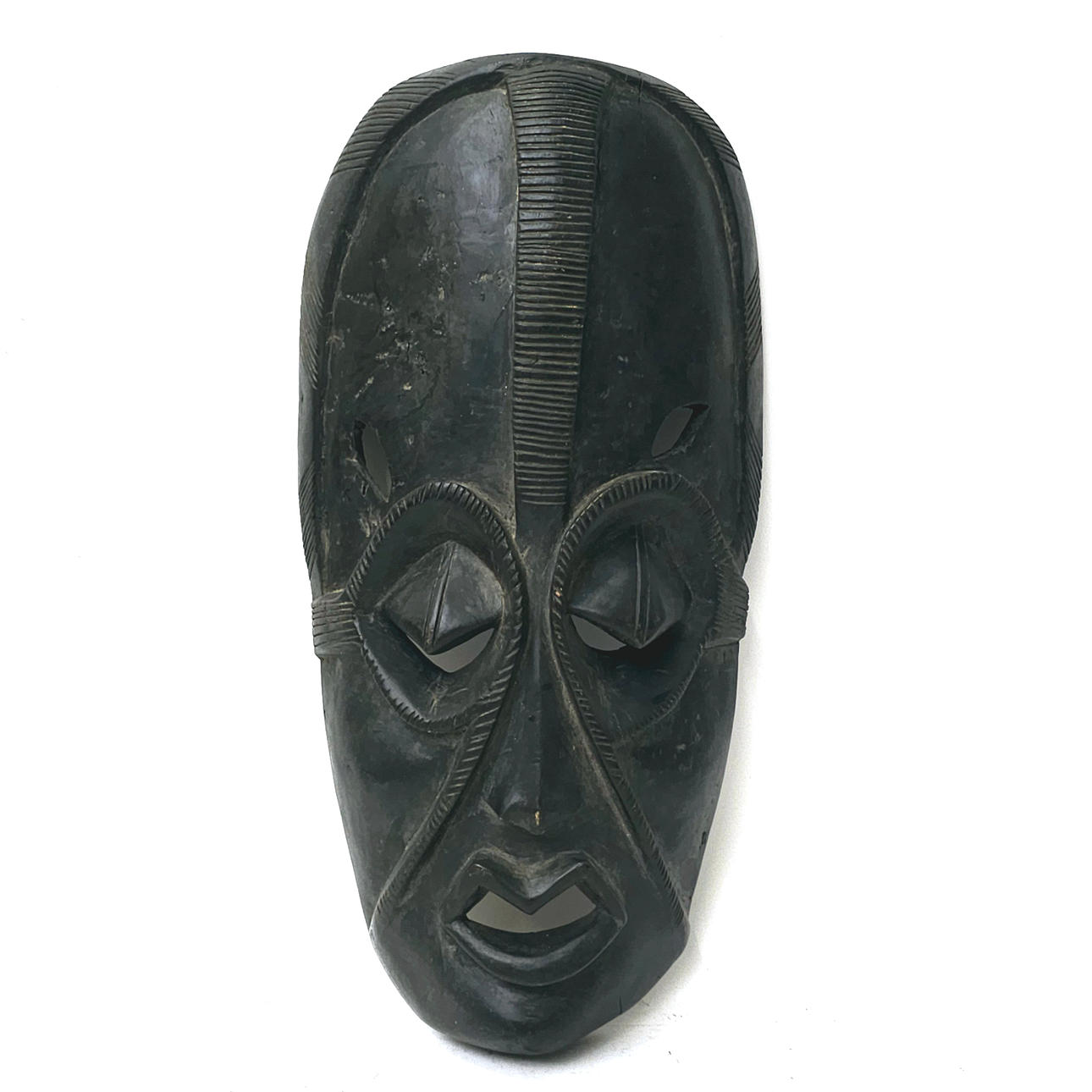 IN EBENHOLZ GESCHNITZTE AFRIKANISCHE MASKE.