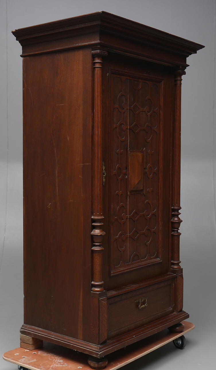 SKÅP, ek, renässansstil, 1900-talets första del.