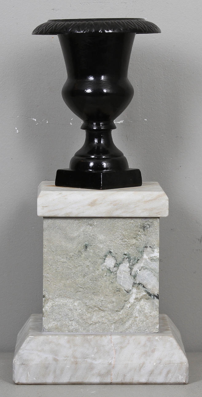 URNA PÅ POSTAMENT, gjutjärn och kolmårdsmarmor.