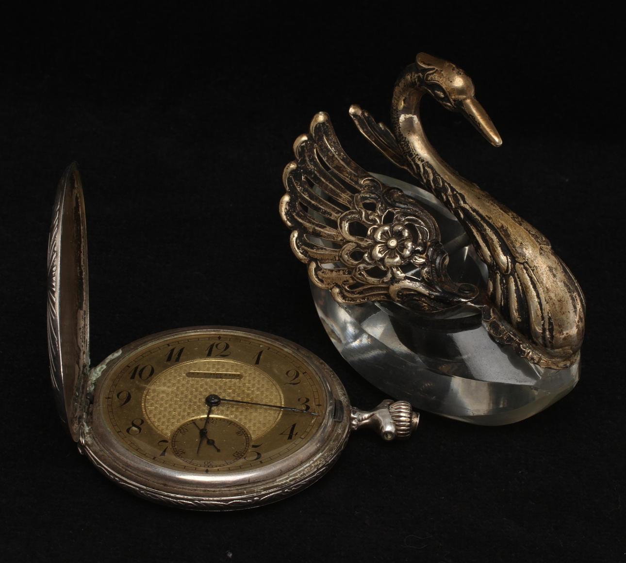 FICKUR, silver CH. F Tissot & Fils Locle samt SALTKAR, silver och glas.