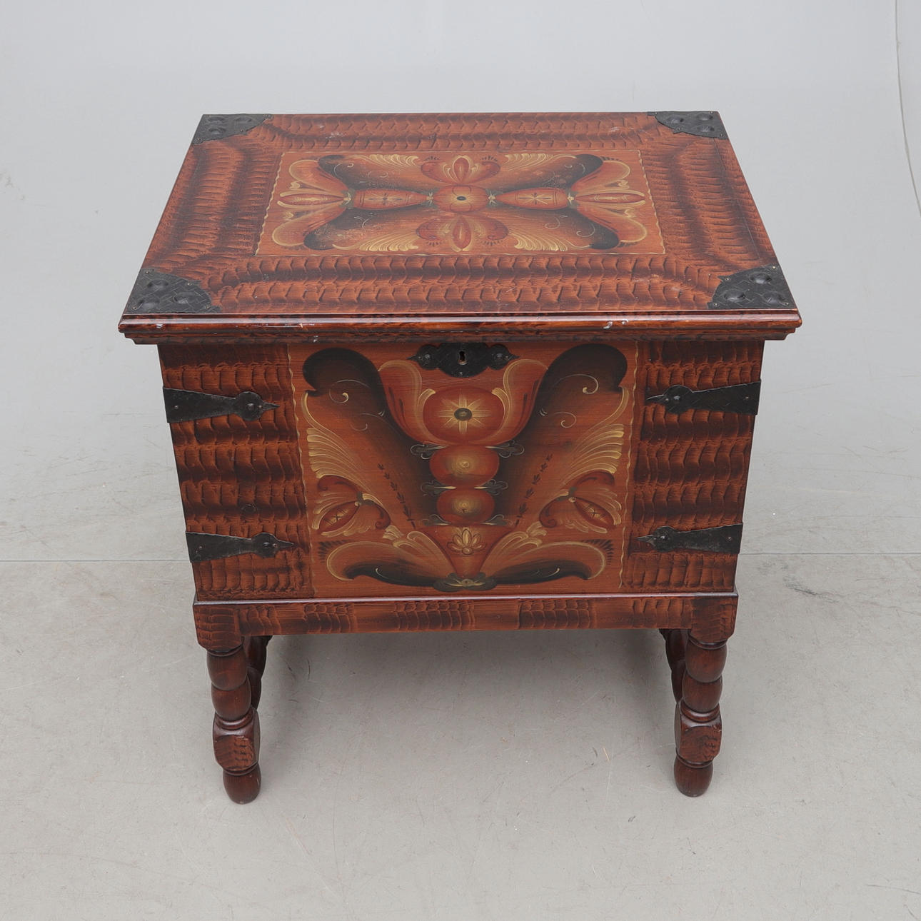 BRYST på ben, malet, almindelig stil.